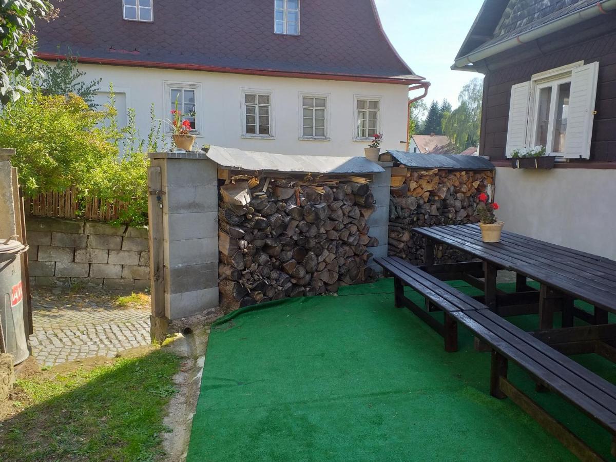 Chalupa u kostela Chřibská Buitenkant foto