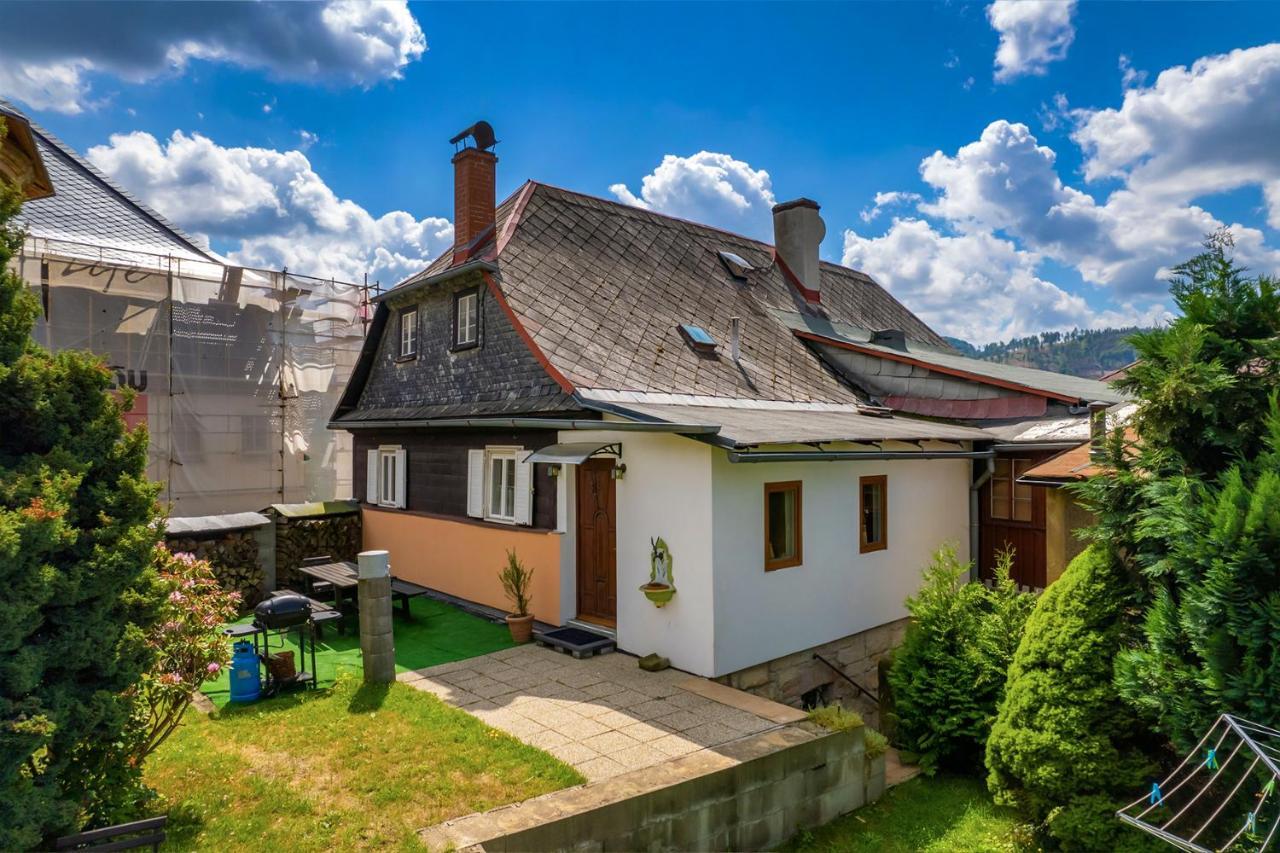 Chalupa u kostela Chřibská Buitenkant foto